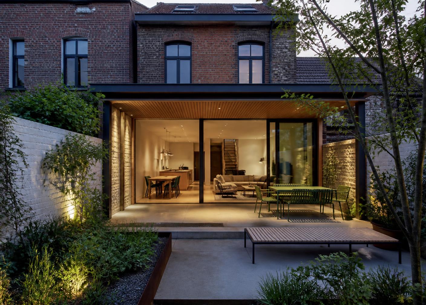 Extension contemporaine et terrasse d’une maison de ville