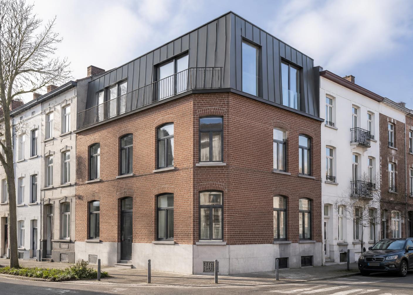 Immeuble bruxellois en briques avec surélévation contemporaine